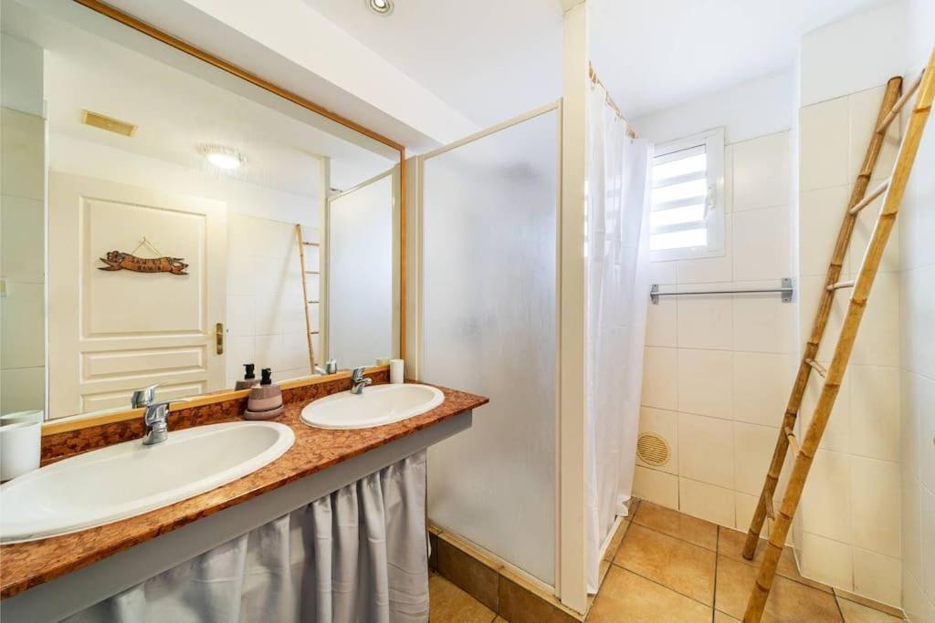 Jade - Appt 2 Chb - 4 Personnes - A 200 M Du Lagon De Saint-Pierre - Residence Avec Belle Piscine Et Parking Prive - Sur Le Front De Mer Et A 2 Pas Du Centre-Ville De St-Pierre Экстерьер фото